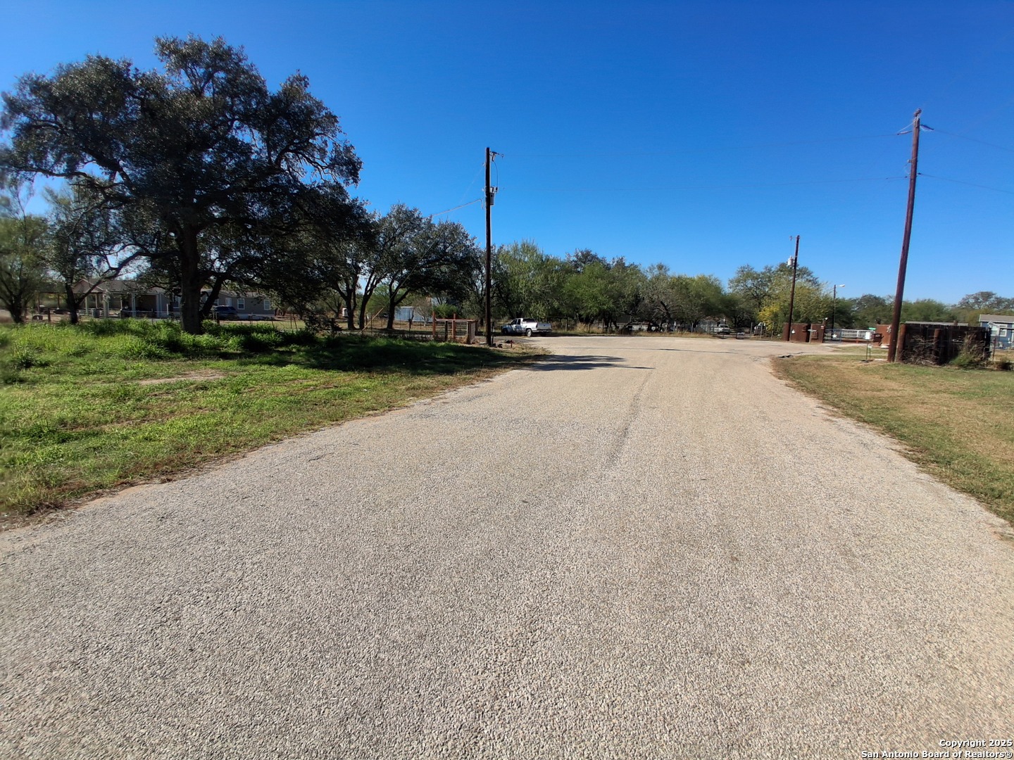 105 County Road 2671 Devine TX 78016