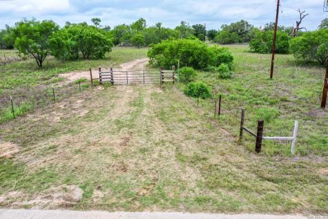 8933 County Road 401 Floresville TX 78114