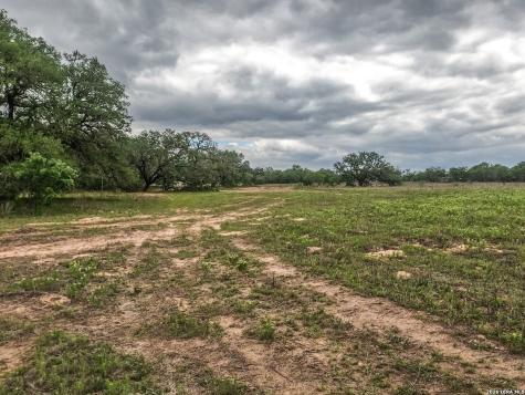 8933 County Road 401 Floresville TX 78114