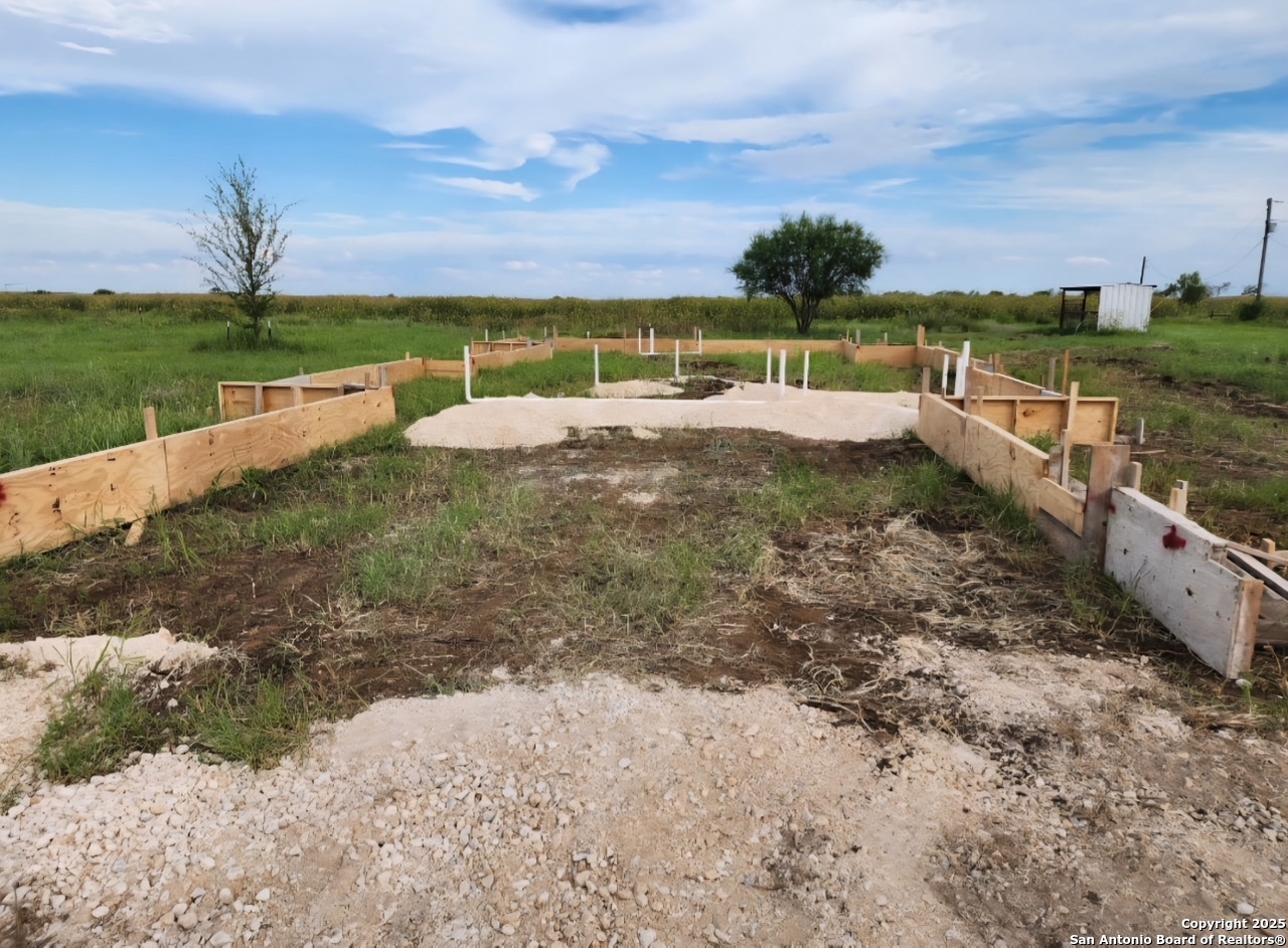 420 Cr 137 Floresville TX 78114