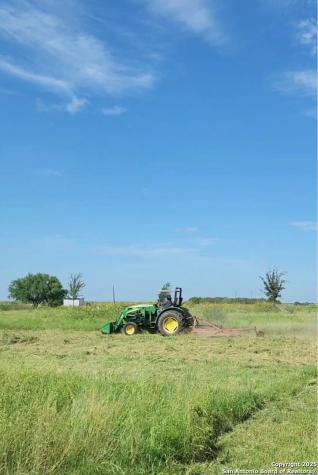 420 Cr 137 Floresville TX 78114