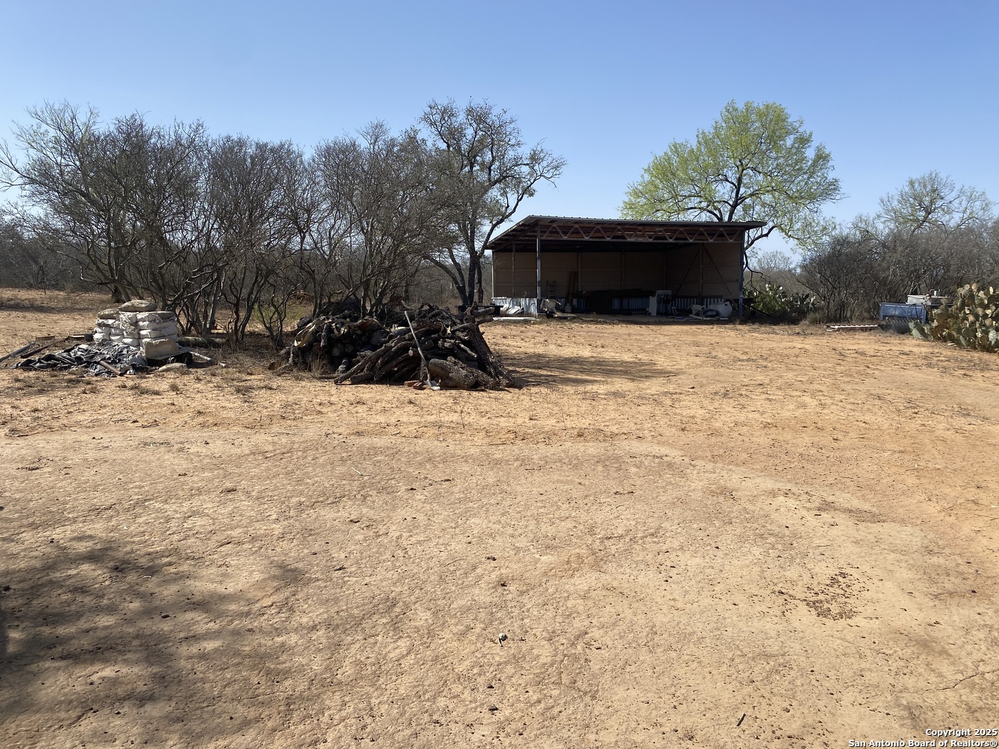 185 E Cr 2662 Devine TX 78016
