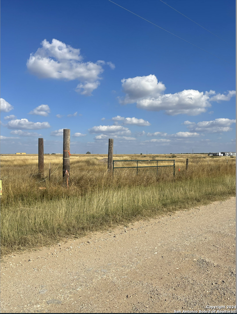 10 County Road 101 Floresville TX 78114
