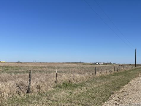 10 County Road 101 Floresville TX 78114