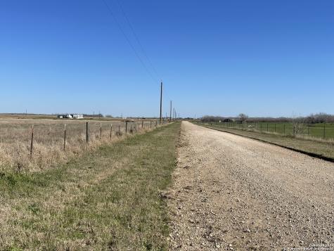 10 County Road 101 Floresville TX 78114