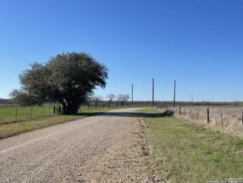 10 County Road 101 Floresville TX 78114