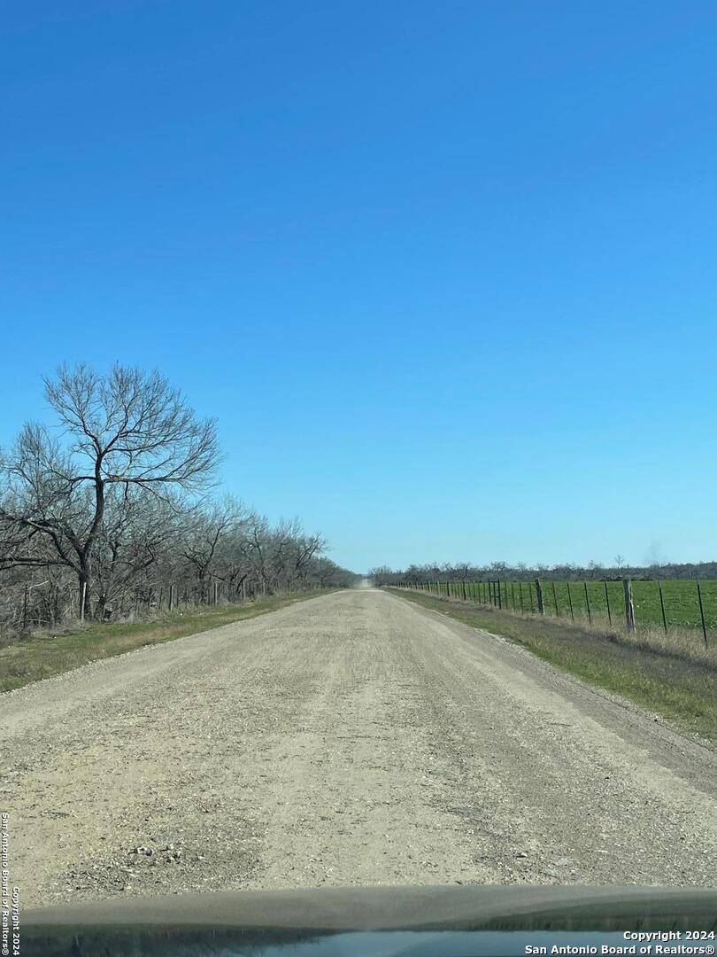 10 County Road 101 Floresville TX 78114