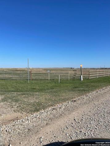 10 County Road 101 Floresville TX 78114