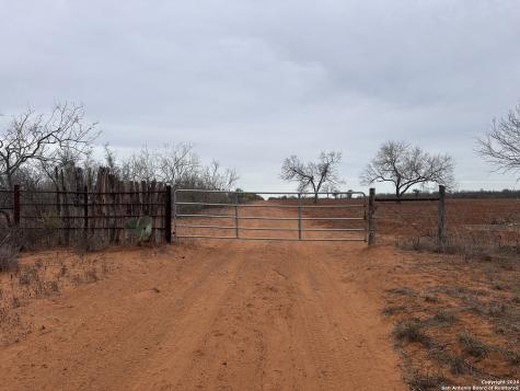 002 County Road 354 Charlotte TX 78011