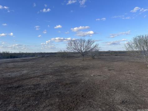 002 County Road 354 Charlotte TX 78011
