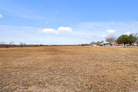 1140 County Road 6710 Natalia TX 78059
