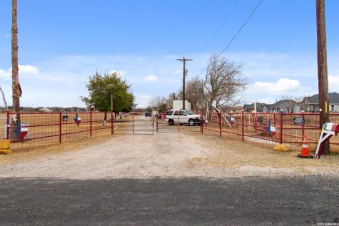 1140 County Road 6710 Natalia TX 78059