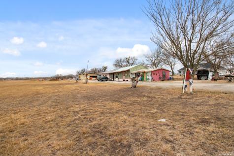 1140 County Road 6710 Natalia TX 78059