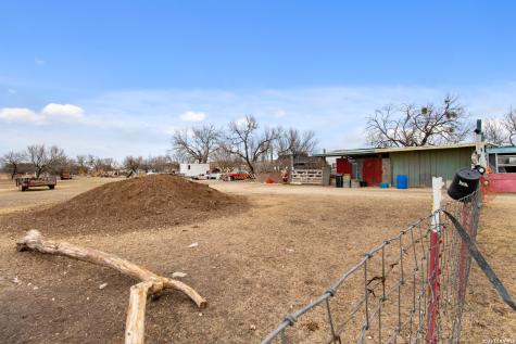 1140 County Road 6710 Natalia TX 78059
