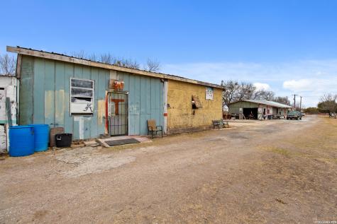 1140 County Road 6710 Natalia TX 78059
