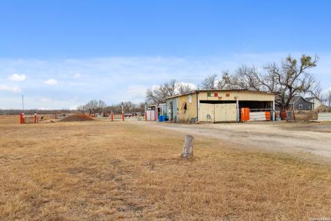 1140 County Road 6710 Natalia TX 78059