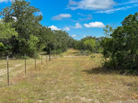 001 County Road 266 Gillett TX 78116
