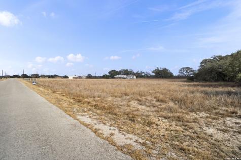246 Shamrock Dr., Floresville TX 78114