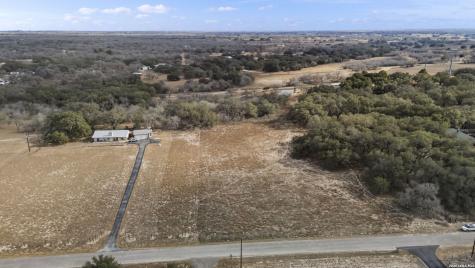 246 Shamrock Dr., Floresville TX 78114