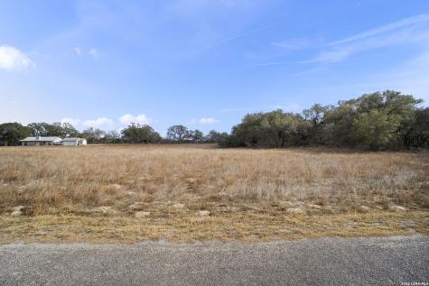 246 Shamrock Dr., Floresville TX 78114