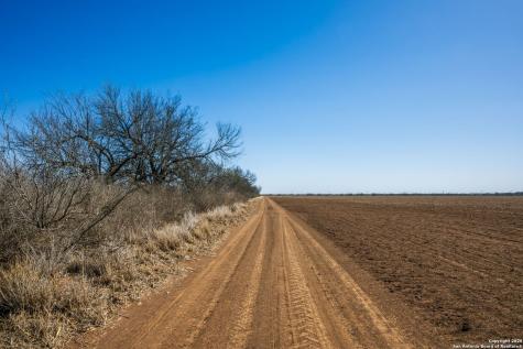 Cr 4013 Cr 4017 W La Pryor TX 78829