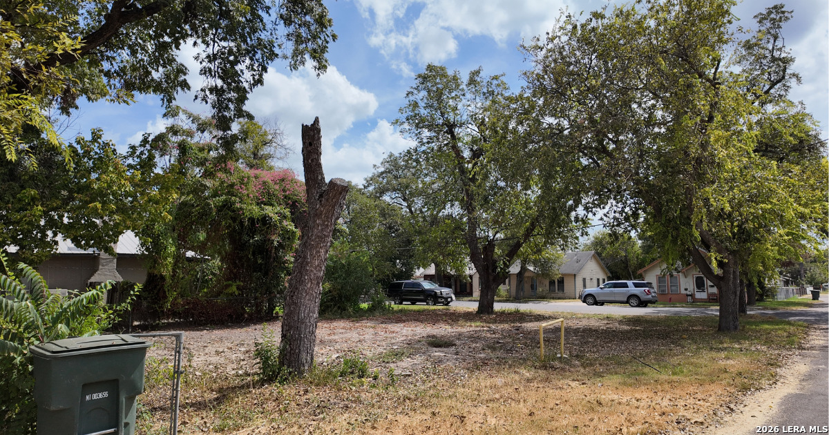 118 E Mesquite Street Uvalde TX 78801