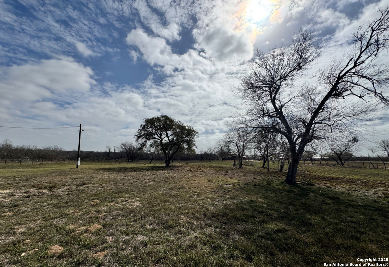 299/115 Cr 779 Devine TX 78016