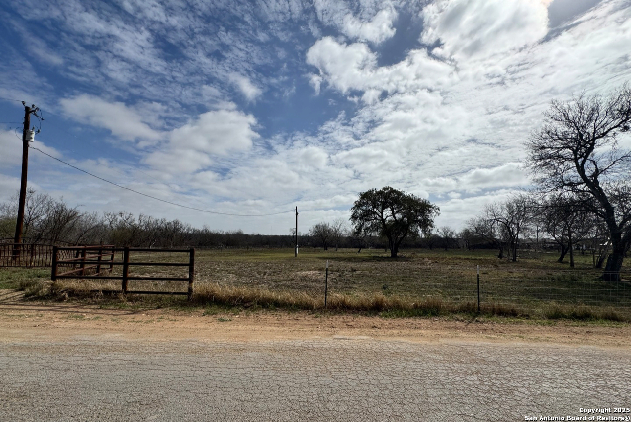 299/115 Cr 779 Devine TX 78016