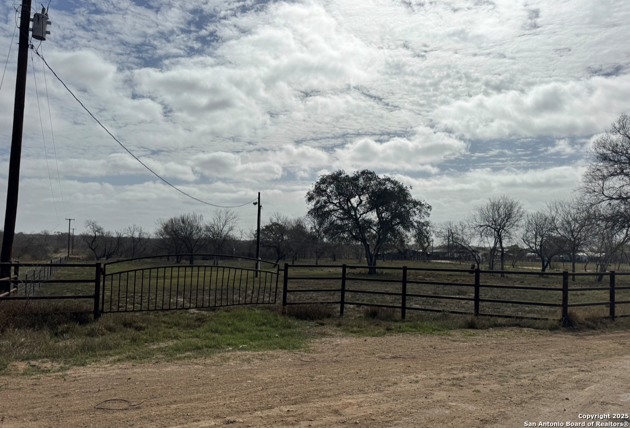 299/115 Cr 779 Devine TX 78016