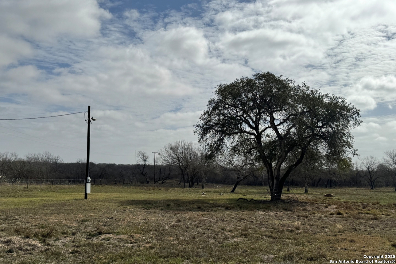 299/115 Cr 779 Devine TX 78016