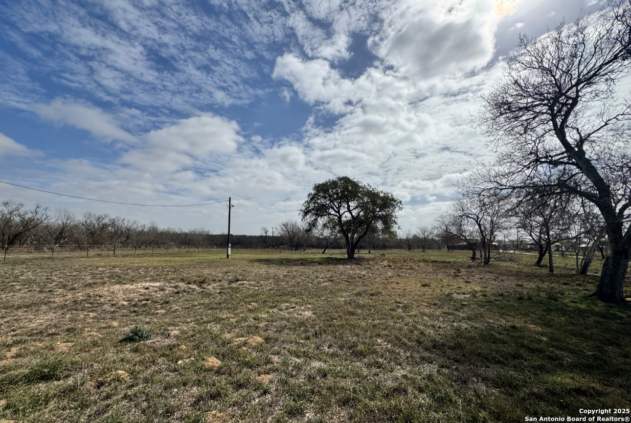 299/115 Cr 779 Devine TX 78016