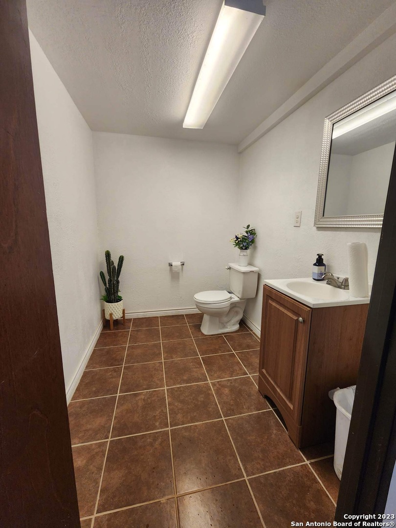 1208 County Road 317 La Vernia TX 78121