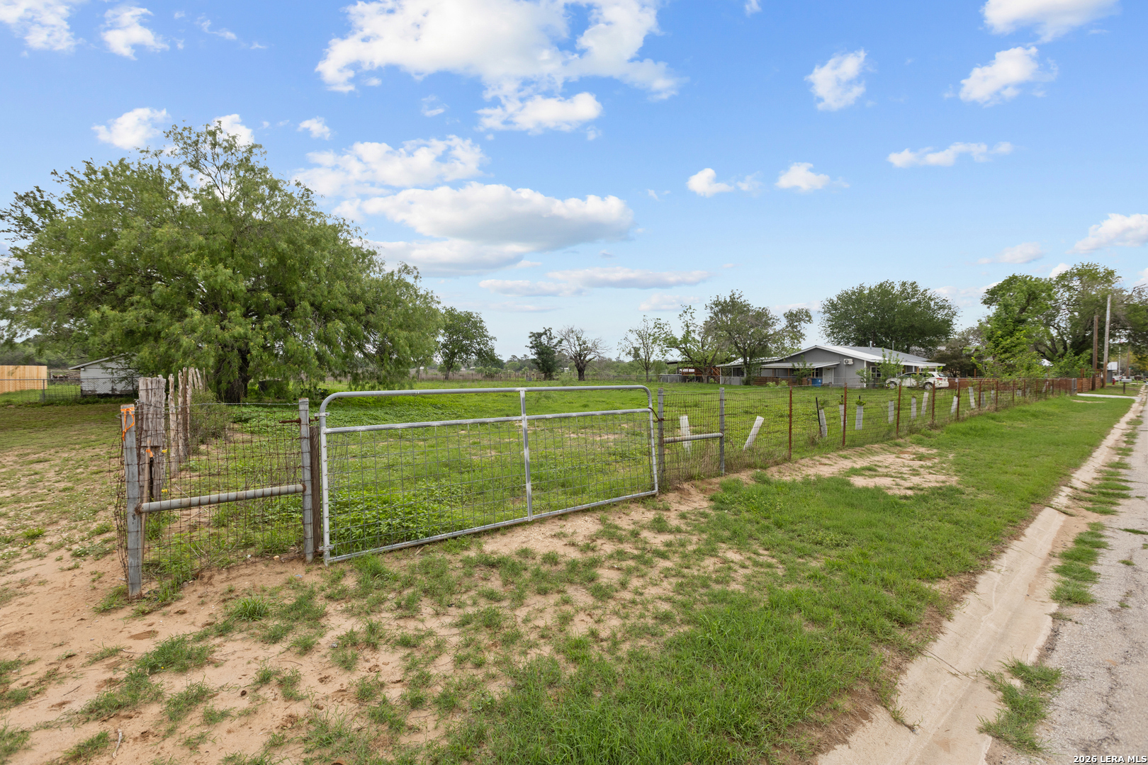 00 N Windy Knoll Devine TX 78016