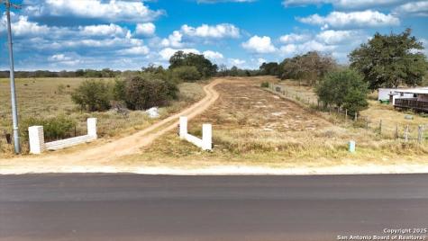 759 County Road 320 Floresville TX 78114
