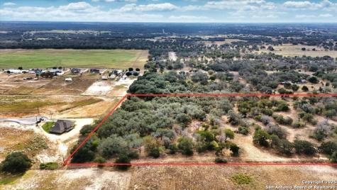 759 County Road 320 Floresville TX 78114