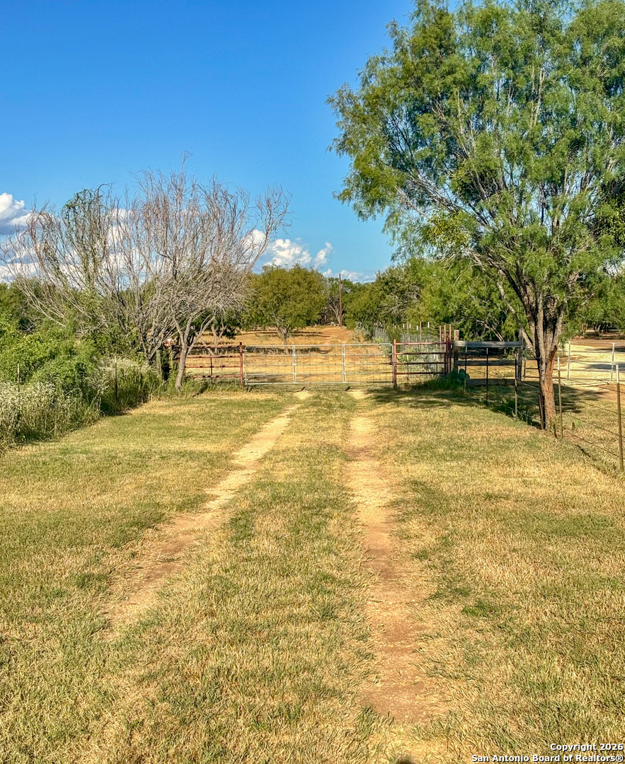 1460 County Road 1660 Moore TX 78057