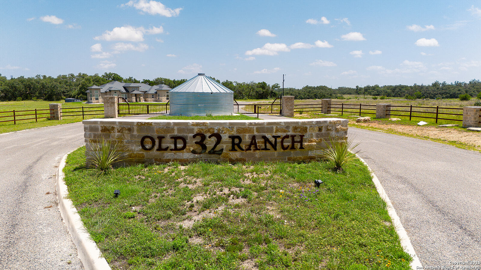670 Windmill Ridge Blanco TX 78606
