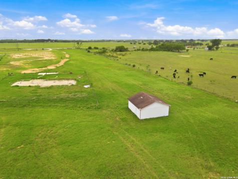 4488 State Highway 97 W Floresville TX 78114