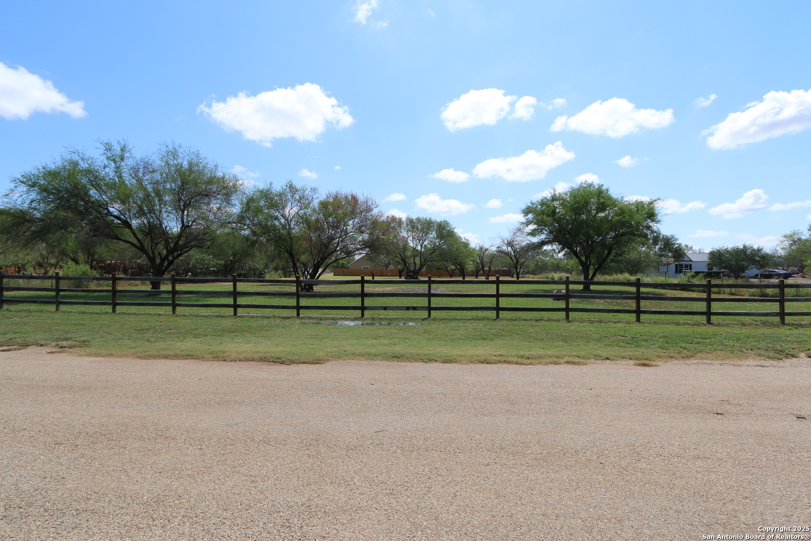 125 County Road 2666 Devine TX 78016