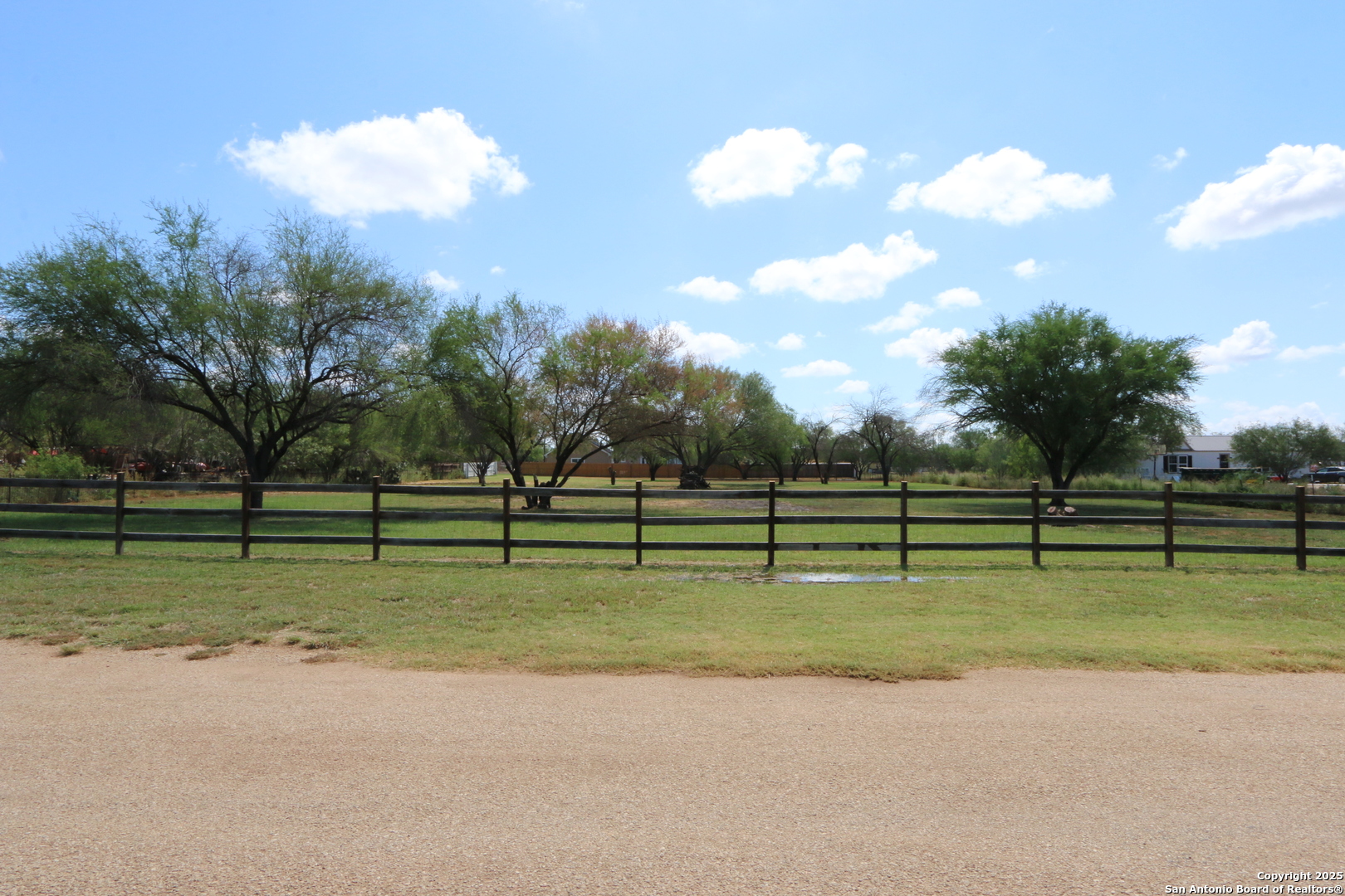 125 County Road 2666 Devine TX 78016