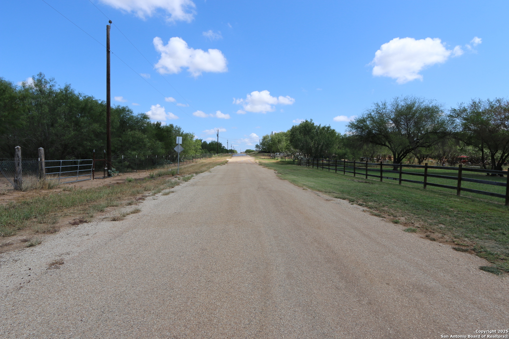 125 County Road 2666 Devine TX 78016