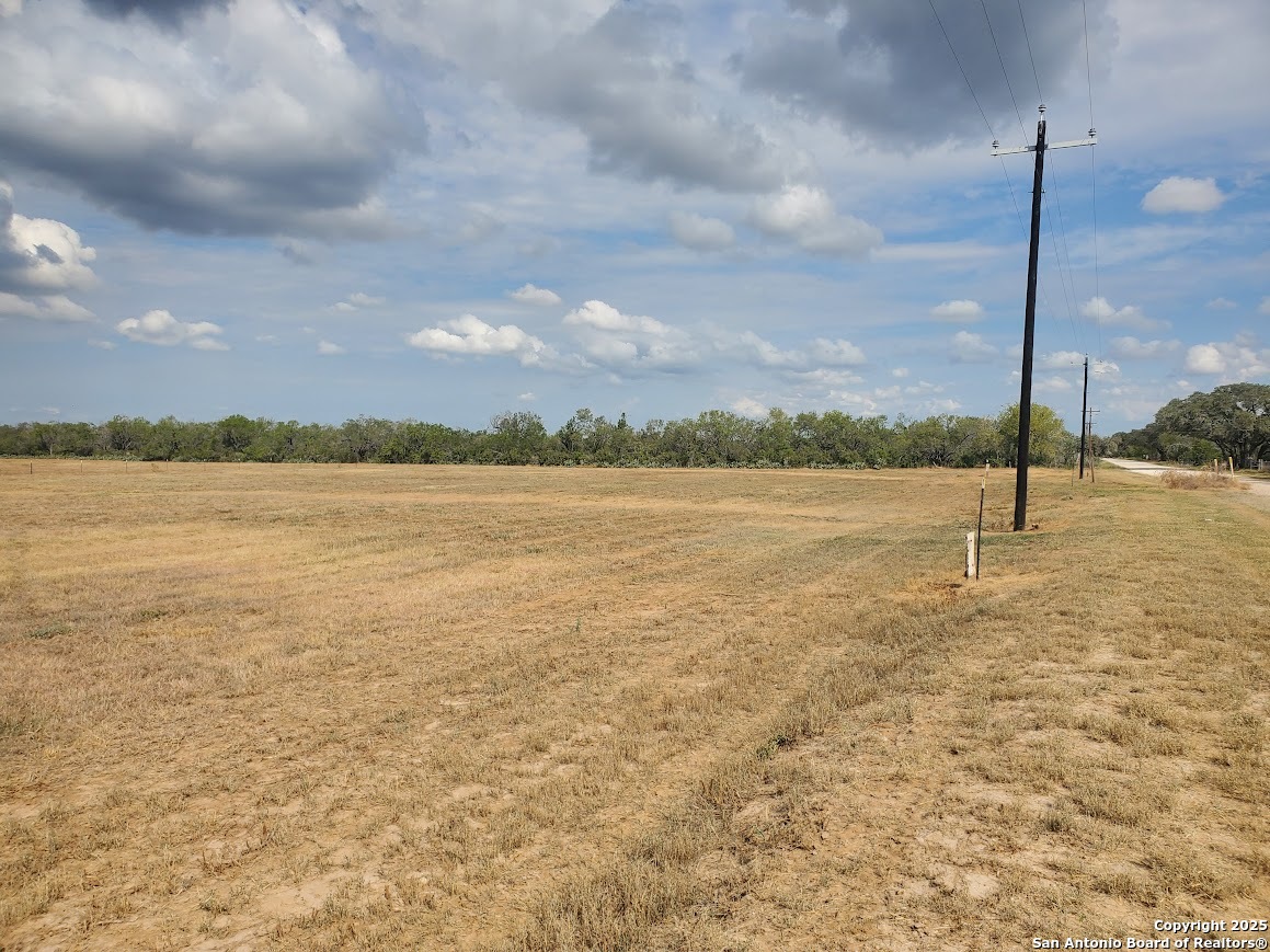 958 County Road 1670 Moore TX 78057