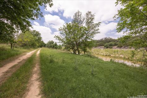 000 Oakridge Trail Pipe Creek TX 78063