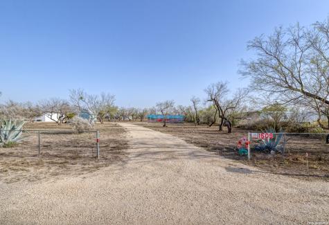 1509 Westward Trail Uvalde TX 78801
