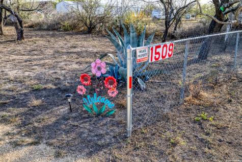 1509 Westward Trail Uvalde TX 78801