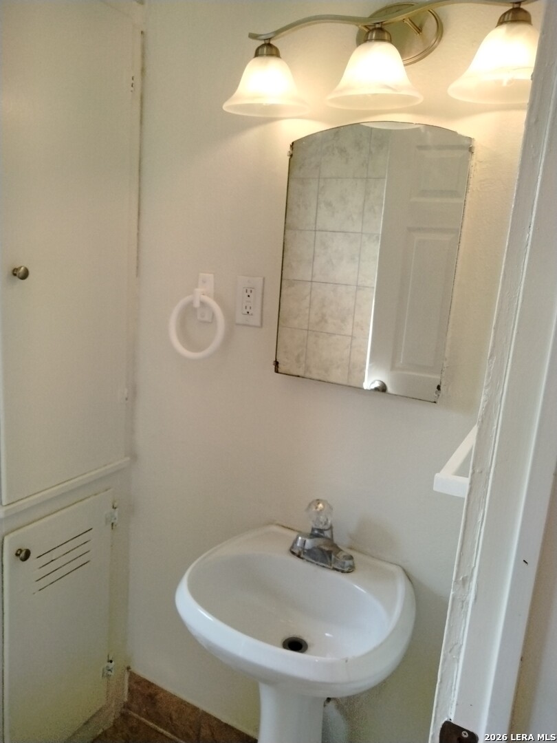 1524 W Woodlawn San Antonio TX 78201