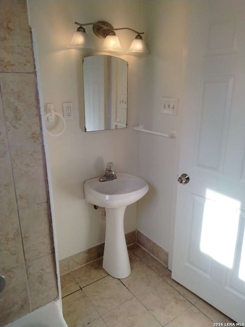 1524 W Woodlawn San Antonio TX 78201
