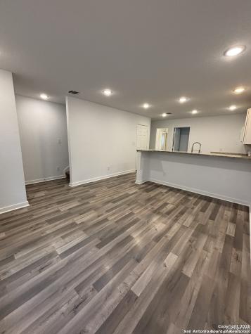 1522 S Elmendorf San Antonio TX 78207
