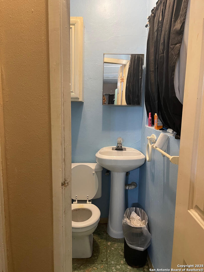 1002 W Lynwood Avenue San Antonio TX 78201