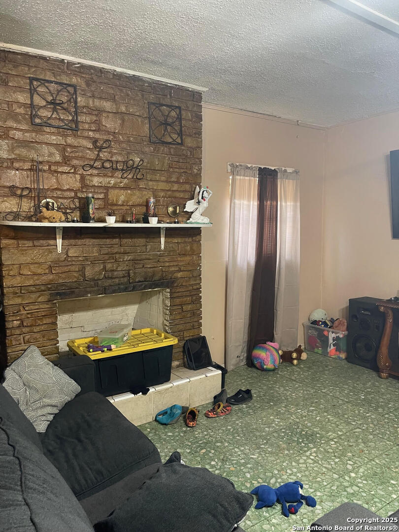 1002 W Lynwood Avenue San Antonio TX 78201